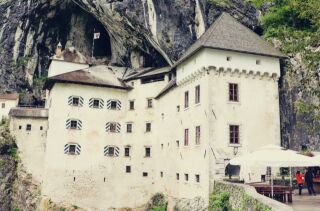 Imagem da notícia Predjama: Castelo na Eslovênia pode ser a 1ª opção de roteiros na Europa